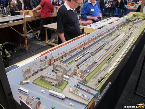 Hier noch ein Bild vom anderen Ende des Layouts, die Hauptstrecke verschwindet sehr geschickt getarnt hinter der Kulisse in Richtung Fiddleyard.
