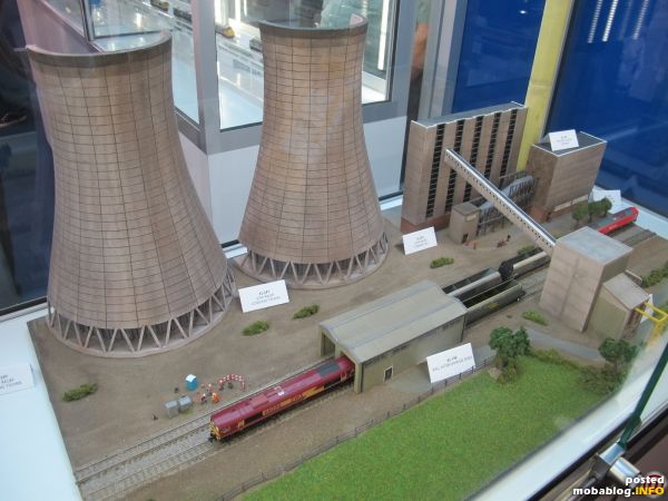 Am großen Stand von Bachmann ist auch ein Modell eines kalorischen Kraftwerks mit den Modellen der angeschnittenen Kühltürme in Halbreliefbauweise nebst Kohleentladestation zu sehen.