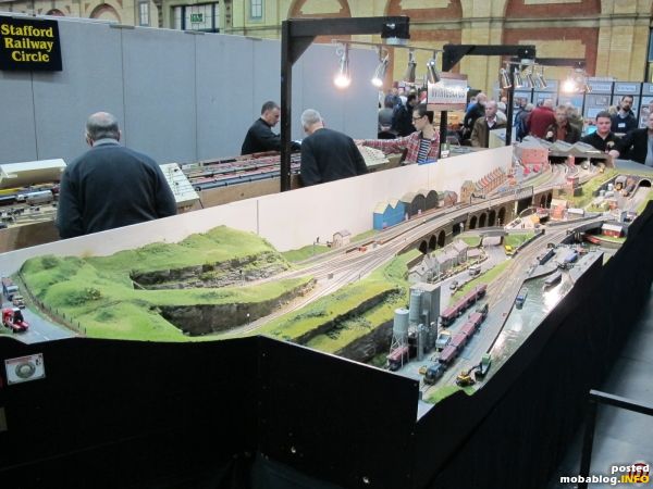 Ein Layout das mich besonders beeindruckt hat, war "Whiteacres" - das 00-Flagship-Layout des Stafford Railway Circle. Betrieb auf mehreren Ebenen, Mainline, Branchline, Station - alles da.