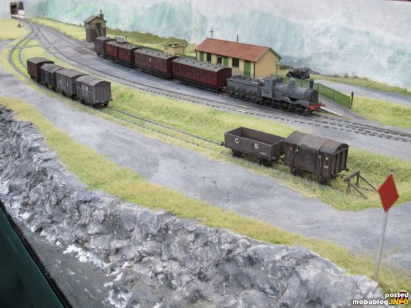 Bei diesem Layout in 4mm-Scale mit 21mm Irish Broadgauge kamen bei mir Erinnerungen an viele Reisen entlang der Küste Südwestirlands auf - sah ich doch oftmals noch die Überreste dieser ...