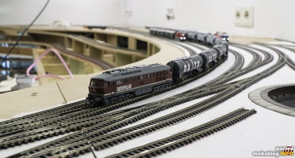 BR 234 von Brawa mit GATX-Kesselwagen von MiniTrix