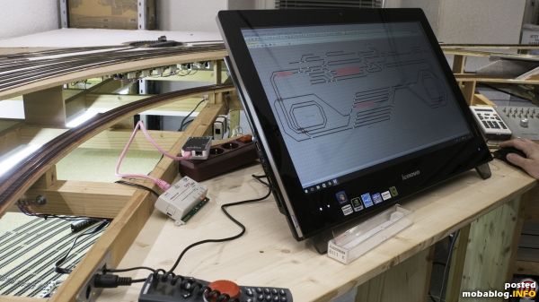 Der PC mit TC dient derzeit leider nur als Stellpult. Eine Automatisierung der Strecke soll folgen.
Getestet wurde an diesem Tag auch das bei uns neue Lenz LAN-Interface, welches über einen ...