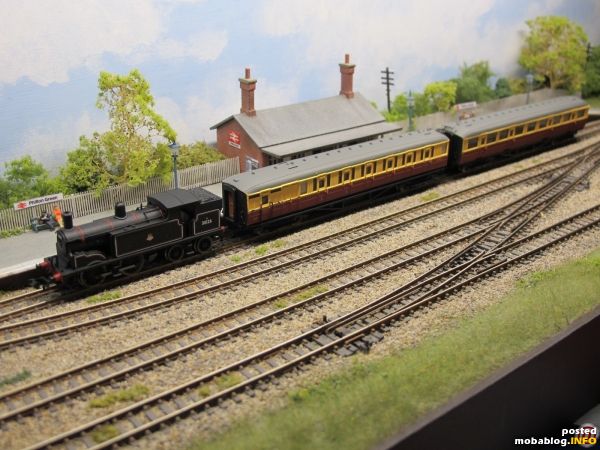 Als Gastlok und -garnitur war heute in Philton Green eine BR Class M7 mit zwei Gresley-Coaches (Dapol-Modelle) vertreten.