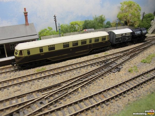 Mein eigener Planbetrieb auf dem Layout war GWR-lastig: ein Railcar (No.22) rollt gerade an den Bahnsteig, Viehwagen und frische Milch inklusive.