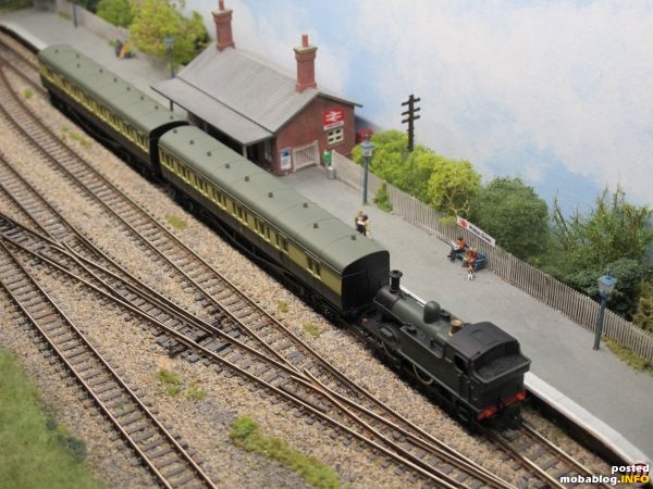 Zwischendurch durfte die 14xx auch eine Garnitur mit B-Set Coaches bespannen.
