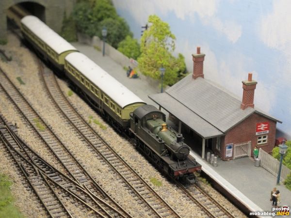 Die Dapol 45xx Small Prairie Tank kommt schon serienmäßig gealtert, hier mit den Autocoaches auf dem Weg zum Fiddle-Yard.