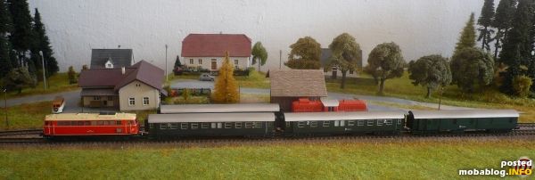 Eine 2043 mit einem kurzen Zug aus N28 Waggons.