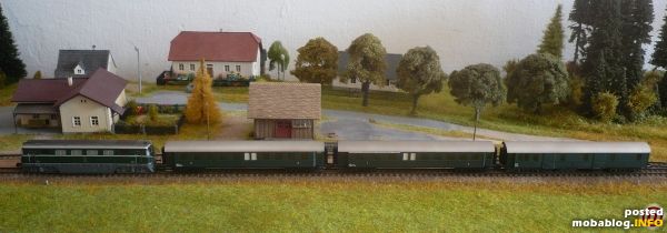 Eine 2050 mit einem kurzen Personenzug der frühen Epoche III.
