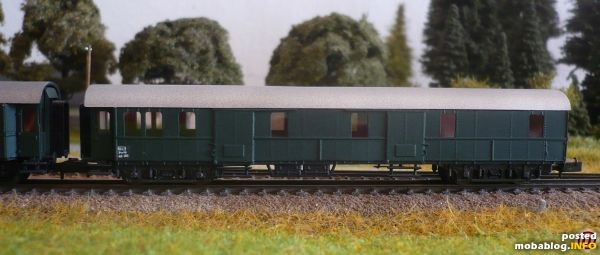 Der Gepäckwagen.
Ausblick:
Bei einigen Wagen muss noch die Inneneinrichtung ergänzt werden, welche ich relativ einfach aus Karton bauen kann.
Mit den hier gezeigen Wagen lässt sich bereits ein interessanter Betrieb verwirklichen. ...