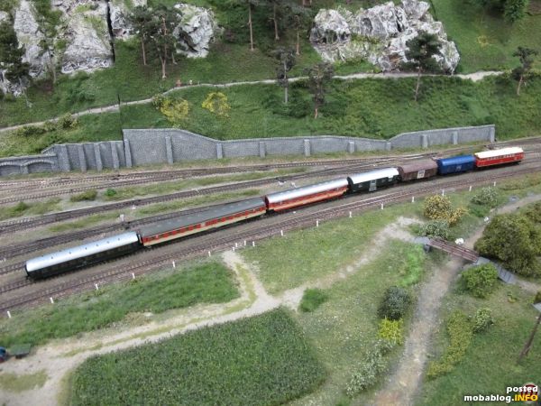 Am Nordkopf des Bahnhofes von Mürzzuschlag befindet sich eine 2043er mit einem Radtramper auf Ausfahrt in Richtung Semmering.