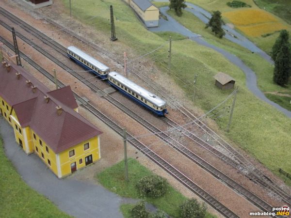 Nächster Halt ist der Bahnhof Breitenstein: hier hält ein Dieseltriebwagen der Reihe VT5046 mit Steuerwagen bei der Bergfahrt in Richtung Semmering.