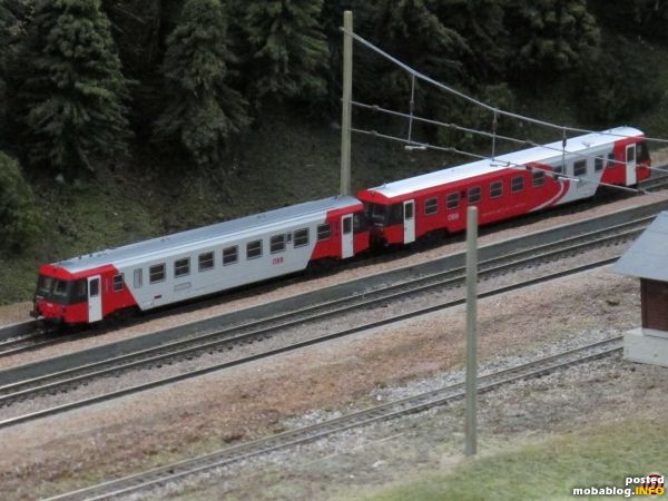 Geradezu modern wirken die beiden VT5047 in ihrer neuen Lackierung hier bei der Talfahrt in Breitenstein.