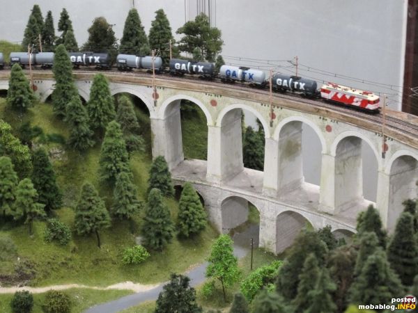 Ebenfalls auf Talfahrt mit flimmernden Widerstandsbremsen befindet sich diese folienbeklebte 1044er mit einem schweren Kesselwagenzug auf der