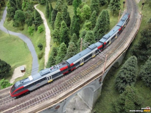 Der Kalte Rinne-Viadukt nun von der anderen Seite: ein ET4024 Talent befindet sich in flotter Bergfahrt in Richtung Adlitzgraben.