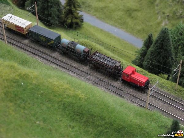 Was die Motorisierung betrifft, tut sich dieser kleine Veteran auf großer Strecke schon deutlich schwerer: die kleine 2060er bringt einen kurzen Übergabegüterzug bergwärts.
