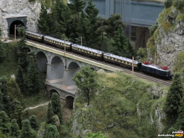 Elegant unterwegs auf der Krauselklause: die blaue E19 mit einer Rheingoldgarnitur auf dem Weg in Richtung Breitenstein.