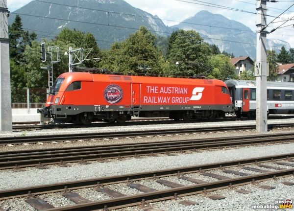 Ausgangspunkt für die Umsetzung im Modell war die "Originallok" 1016 044-8 im ARG-Look - aufgenommen am 1. April 2015 vor einem EC in Jenbach/Tirol (Foto mit freundlicher Genehmigung der ARG, ...
