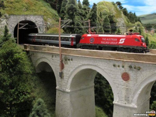 Am 1. Juni 2016 war nun eine ähnliche Spur N-Garnitur mit der 1016 009-1 in der aktuellen ARG-Livery erstmalig auf der Semmeringstrecke anzutreffen - hier beim Südportal des Polleroswandtunnels.