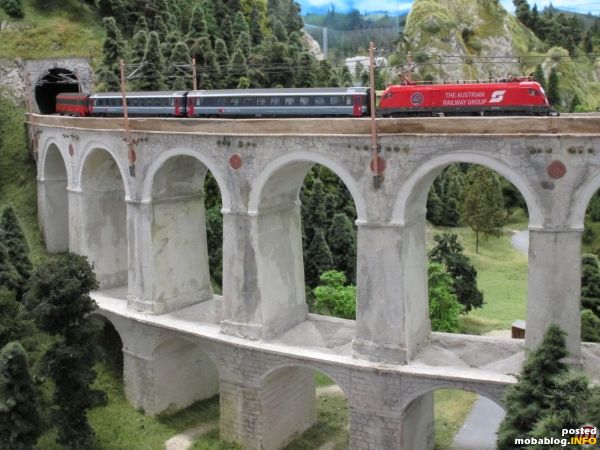 Sicher das meistfotografierte Bauwerk an der Semmeringstrecke, sowohl beim Vorbild als auch im Modell - die Szenerie an der "Kalten Rinne".