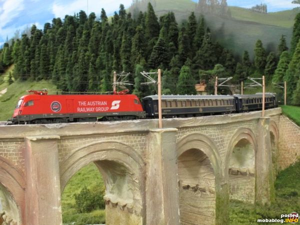 Nachdem die kurze Probegarnitur nach Mürzzuschlag gebracht wurde, ging es mit altehrwürdigen CIWL-Wagen wieder zurück "über den Berg" - hier sehen wir die elegante Garnitur bei der Talfahrt am Adlitzgraben-Viadukt.