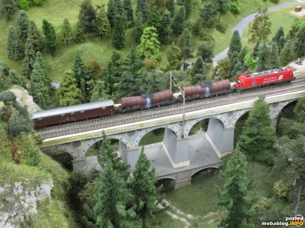 Der ARG-Taurus wird in Zukunft auf der Clubanlage vor allen Zuggattungen eingesetzt werden - die Lok befördert nun einen schweren Güterzug bergwärts über den Krauselklauseviadukt.