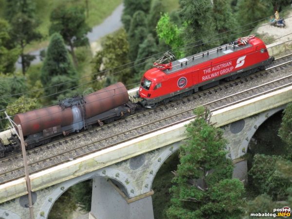 Am Nordportal des Polleroswandtunnels gibt es eine bekannte Fotostelle, an der sich heute bereits ein paar Fotografen versammelt haben, um die neue Taurus-Version abzulichten.