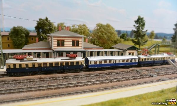 Kleinserien-Modelle von BBÖ 4041 und ÖBB 4041 mit Zwischenwagen der Bauart Heidenau-Altenberg
