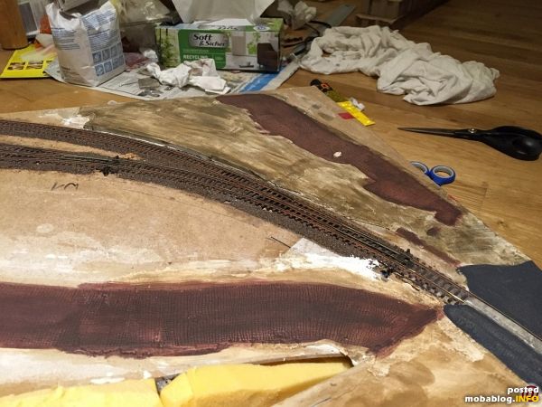 Als Grundfarbe habe ich mir mit Acrylfarben 2 verschiedene Farbtöne zusammengestellt:
1) Porphyrpflastersteine mit terracotta/ mittelbraun/ grau/ rot
2) Schlackepflaster mit blau/ grau/ schwarz/ weiß
Einfach auftragen und eine Nacht durchtrocknen lassen. Durch ...