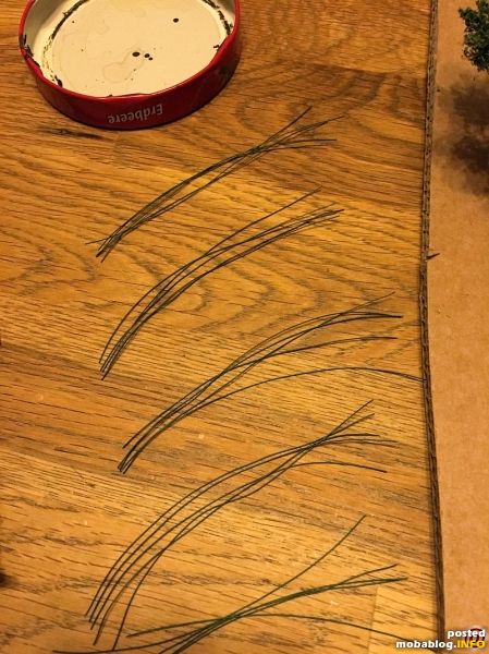Je nach Größe und Alter des Baumes habe ich zwischen 20 und 60 Drahtstücke aus der Rolle abgeknipst. Dann je 5 davon verdrillt. Diese wiederum mit anderen verdrillen usw..