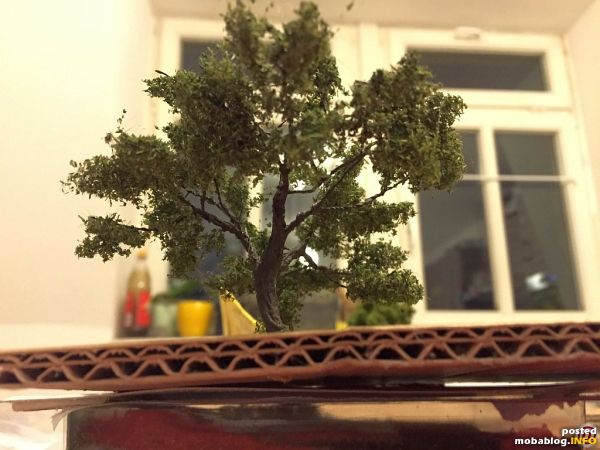 Zur Belaubung habe ich Heki Blätterflor verwendet. Das ist in verschiedenen Farbtönen erhältlich und sieht ganz gut aus.
Aus dem Stück entweder mit der Schere kleine Dreiecke ausschneiden oder herausreißen. ...