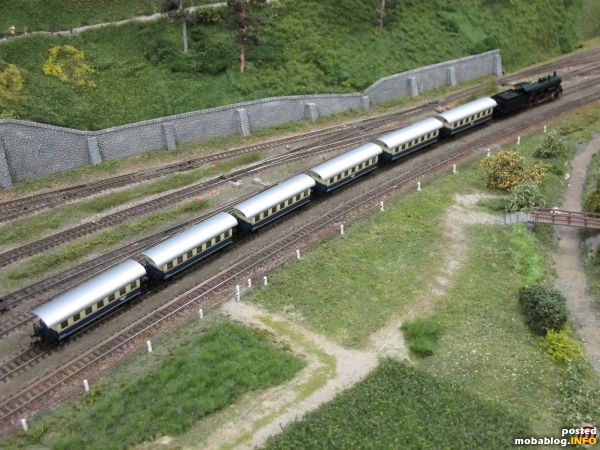 Eine ÖBB Reihe 638 mit einer langen Spantenwagengarnitur befindet sich im Bereich der Gütergleise von Mürzzuschlag auf Bergfahrt in Richtung Semmering.