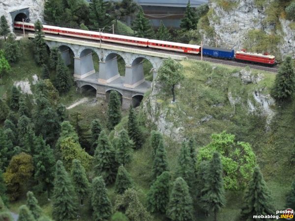 Die Schlierenwagen gehören bereits zum Alltagsbild am Semmering, hier eine andere Garnitur als Radtramper mit Reihe 1044.