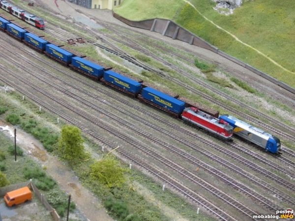Hier sehen wir eine 1144er mit einem LKW-Walter-Ganzzug.