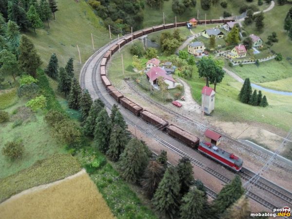 In Breitenstein ist dieser Ganzzug auf Bergfahrt in Richtung Kalte Rinne unterwegs.