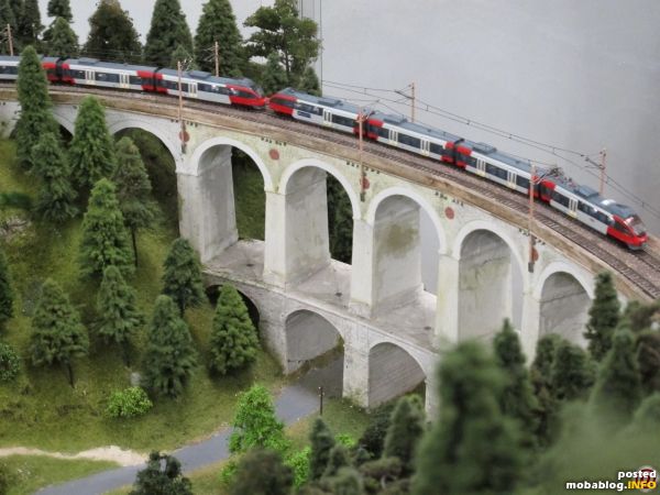 Stark vertreten auf der Clubanlage sind auch die modernen Elektrotriebwagen der Reihe 4024 Talent (MEC N-Eigenbau), hier als Tandem auf der Kalten Rinne...