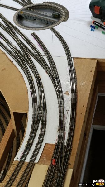 Die neuen Gleise wurden eingepasst, wobei eine der beiden Weichen über dem alten Antrieb platziert wurde. Dafür war nur eine kurze Gerade als Füllstück notwendig.
Weitere Bilder und eine genauere Beschreibung ...
