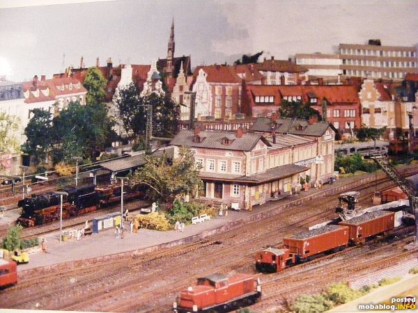 Hier war das EG noch auf dem breiten Bahnsteig in Insellage gesetzt, was ich eigentlich schön finde und evtl. wieder so installieren werde