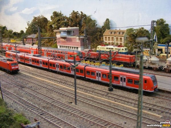Zuletzt mal ein Bild zur Ep. 5, durch Fahrzeugeinsatz aus einem extra Schattenbhf. gönne ich mir auch mal den Betrieb moderner Fahrzeuge