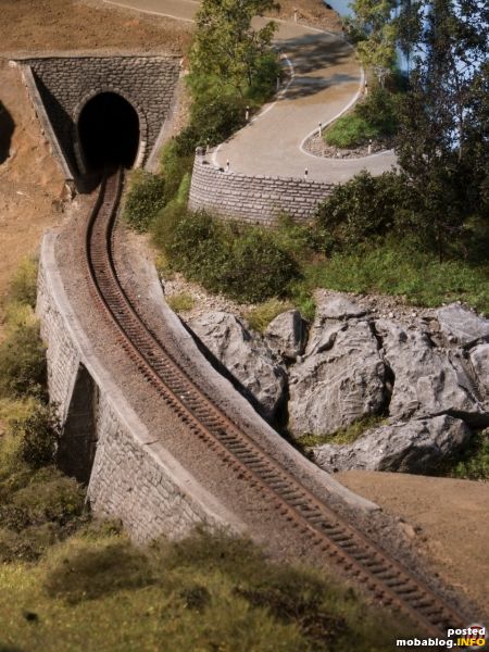 Ich hoffe es hat euch gefallen, mehr Beschreibungen, Bilder und Links dazu gibt's auf unserer Website
http://www.n-modellbahn.de/strassenbau-asphaltierung/
Mir wäre auch sehr an eurer Meinung zu dieser Methode und den Materialien gelegen. Schreibt ...