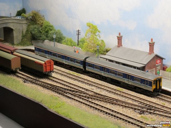 British Rail Sectorisation in Era 8 gab es auf dem englischen Micro-Layout zu sehen, hier eine Class 150 DMU beim Halt in Philton Green.