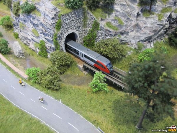 Bevor der Endbahnhof erreicht wird, muss noch ein Tunnel passiert und eine kleine Br�cke �berquert werden.