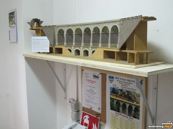 Das Modell des Gamperlgrabenviaduktes hat einen Ehrenplatz auf einem neuen Regal im Eingangsbereich erhalten. Es stammt aus dem Nachlass des Modellbauers Karl Kantner aus Steinhaus am Semmering und konnte 2016 ...