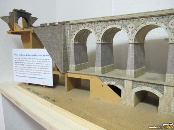 Hier noch ein Blick auf den linken Teil des aus Holz und Pappe gebauten Modells mit dem angesetzten Tunnelportal. Auf der Trasse selbst liegen eingeschotterte und mit der passenden Kurvenüberhöhung ...