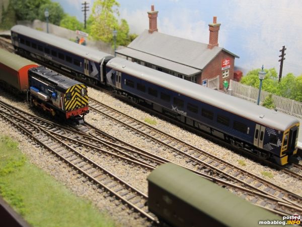 In Philton Green ging es heute sehr schottisch zu: gleich zwei Triebwagen von Scotrail waren zu Gast auf dem kleinen Layout - hier eine Class 156 DMU.