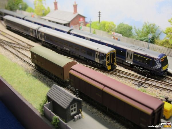 Wenn wir schon 2 so außergewöhnliche Gastfahrzeuge auf dem Layout haben, musste natürlich eine Zugkreuzung auch sein, die 2 Car-Unit passt mal eben grade ins Siding. Die Scotrail-Livery gefällt gut, ...