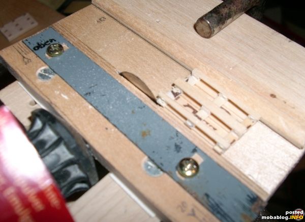 Als letzter Arbeitsgang wurden dann die zu lang gelassenen Brettchen auf Maß geschnitten. Sicher hätte man die auch gleich auf die passende Länge schneiden können, aber das sah beim Übergang ...