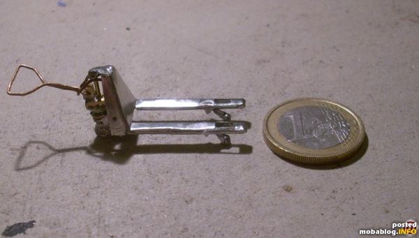 Der Hubwagen in angehobenem Zustand.
Diese kleine Bastelei hat mir sehr viel Freude bereitet, mal abgesehen von den auf nimmer wiedersehen verschwundenen Lastachshalterungen. Sind die winzig!! Durch einen Minischleifer beschleunigt fliegen ...