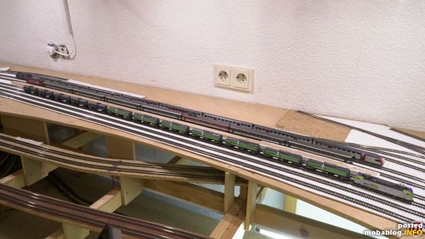 Vertreten sind diesmal:
2 RE 460 der SBB mit IC2000 und Einheitswagen Typ IV
sowie eine RE 485 der BLS mit Kesselwagen