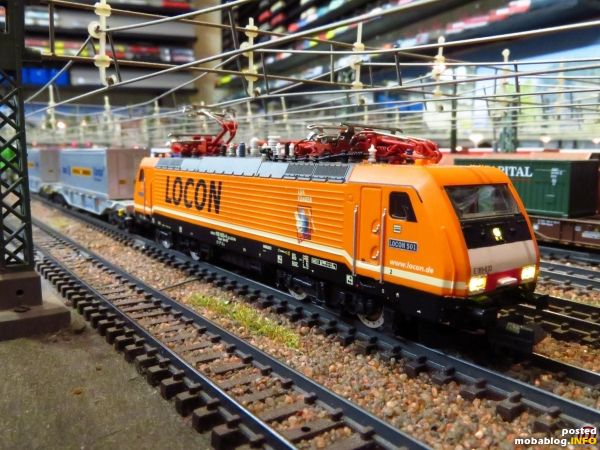 Die 189 von Locon (Minitrix) vor einem Containerzug.