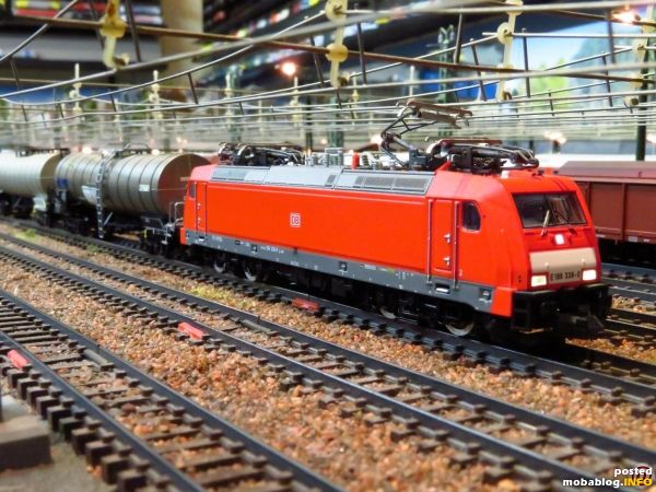 Die ebenfalls recht neue 186 (Minitrix) vor einem Kesselwagen-Ganzzug.
